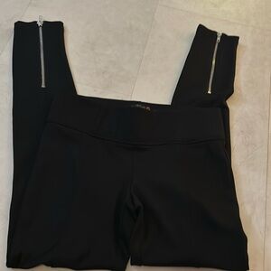 Guess Leggings with Zippers on back of ankle Size Small